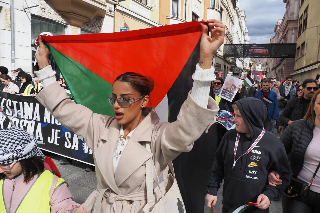 Londra ve Saraybosna'da İsrail protestosu! Binlerce kişi sokaklara döküldü 37